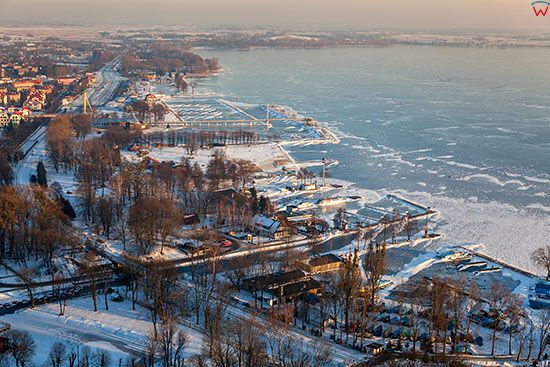 Gizycko, panorama na miasto i port w zimowej scenerii. EU, PL, Warm-Maz. Lotnicze.